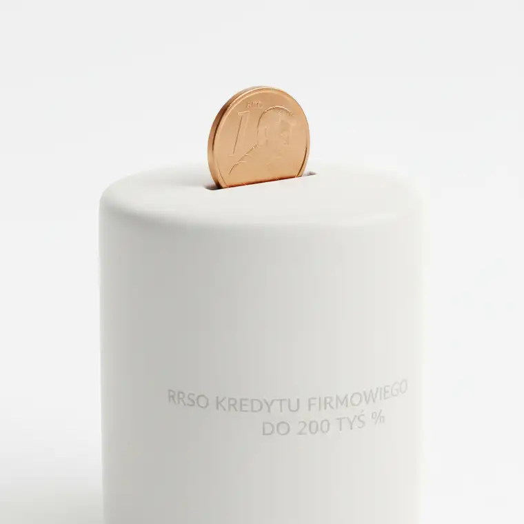 Przedsiębiorca analizujący RRSO kredytu firmowego do 200 tys. na laptopie, porównujący całkowity koszt kredytu bez pomocy doradcy