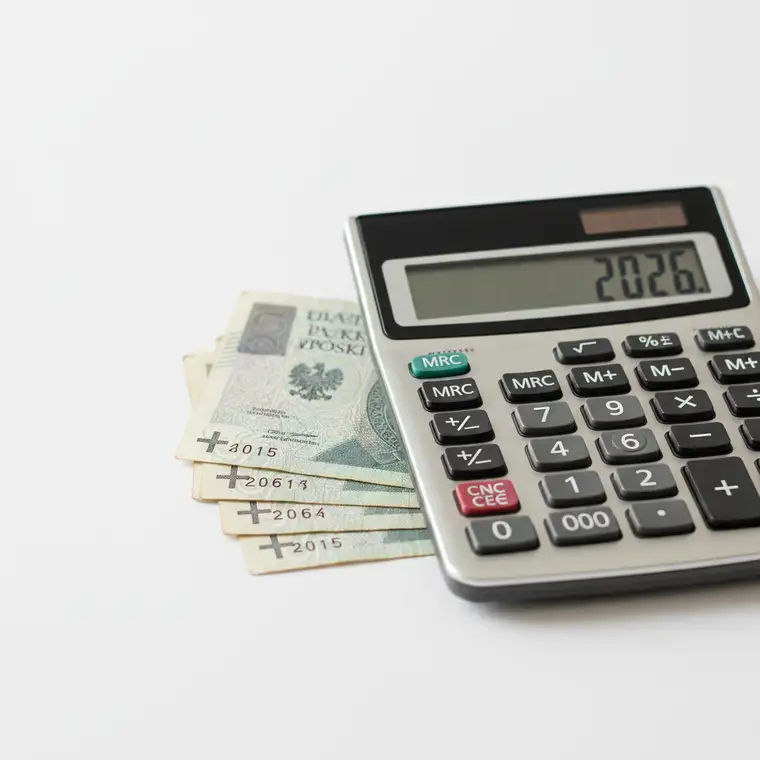 Para analizująca RRSO starego kredytu z 2015 roku i możliwości refinansowania kredytu w 2026 przy komputerze z dokumentami