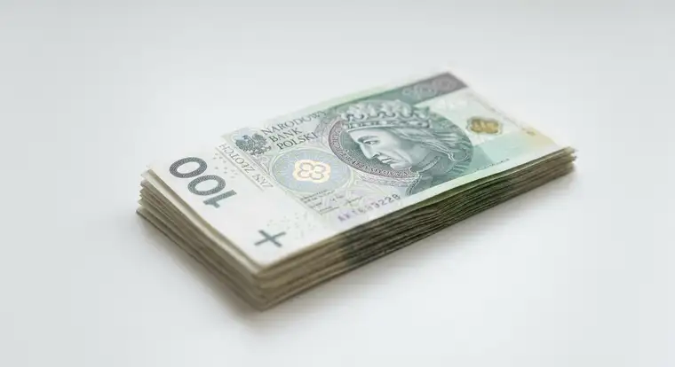 Para analizująca zdolność kredytową przy nieregularnych premiach rocznych w banku, omawia wpływ premii rocznych na wysokość kredytu